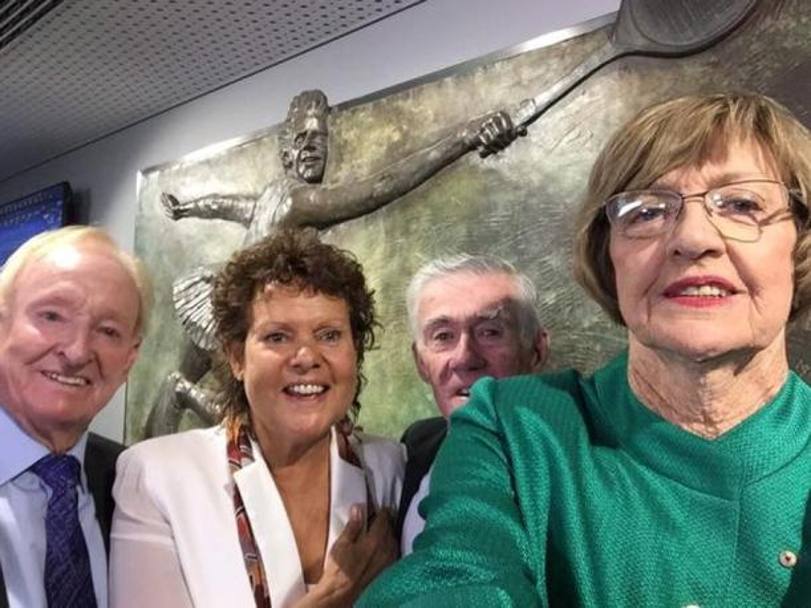 Margaret Court scatta un selfie con (da sinistra) Rod Laver, Evonne Goolagong Cawley e Ken Rosewall dopo l&#39;odierna cerimonia di inaugurazione dell&#39;Arena a lei dedicata a Melbourne Park. FOTO TWITTER 